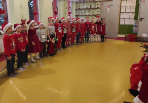 Dzieci śpiewają piosenkę Mikołajowi